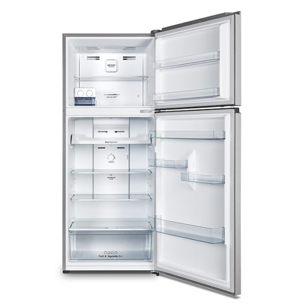 Interior del Refrigerador Hisense con parrillas de cristal templado y cajón de frutas